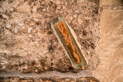 כוחה של מזוזה אחת - סנהדרין קיג, א