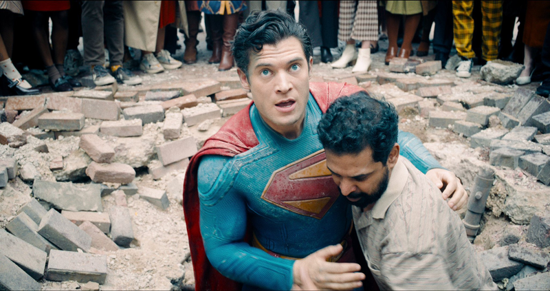 “SUPERMAN” surpreende com trama política e com cores vivas e vibrantes