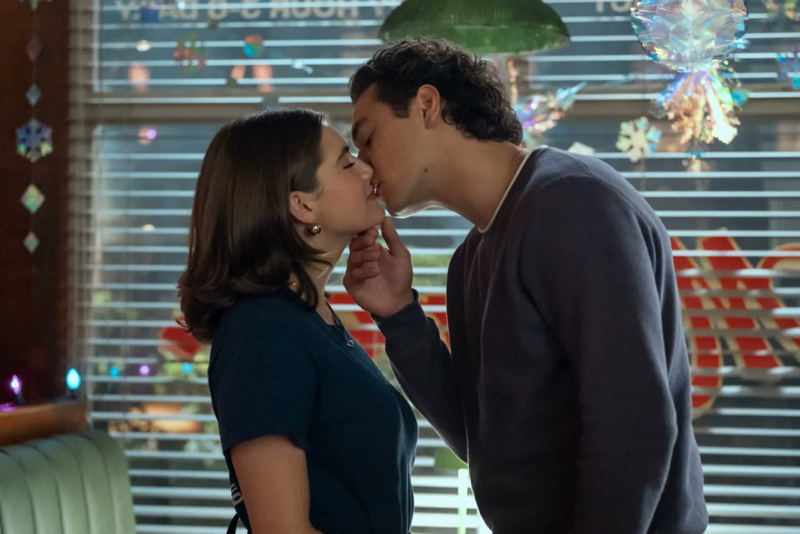 “Off Campus: Amores Improváveis” e a ascensão dos romances universitários nas telas