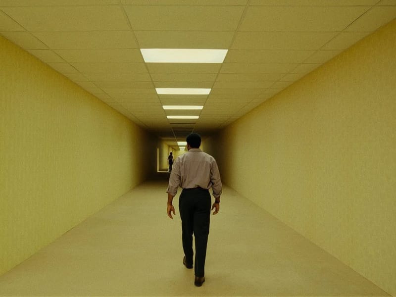 “BACKROOMS – UM NÃO-LUGAR” faz da claustrofobia força de engajamento social