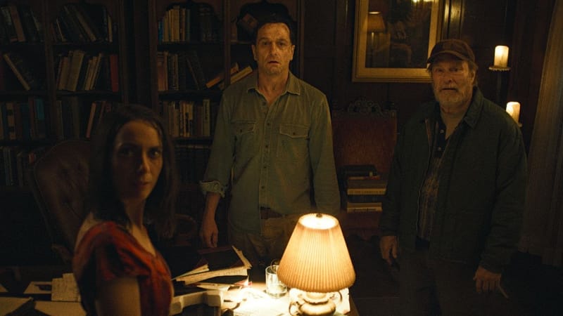 “O SEGREDO DE WIDOW’S BAY", indicada ao Emmy, é o “puro suco do caos” com seu humor desajustado