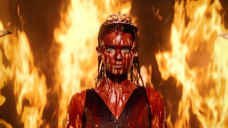 “CARRIE, A ESTRANHA” continua o legado do terror nas ótimas mãos de Mike Flanagan