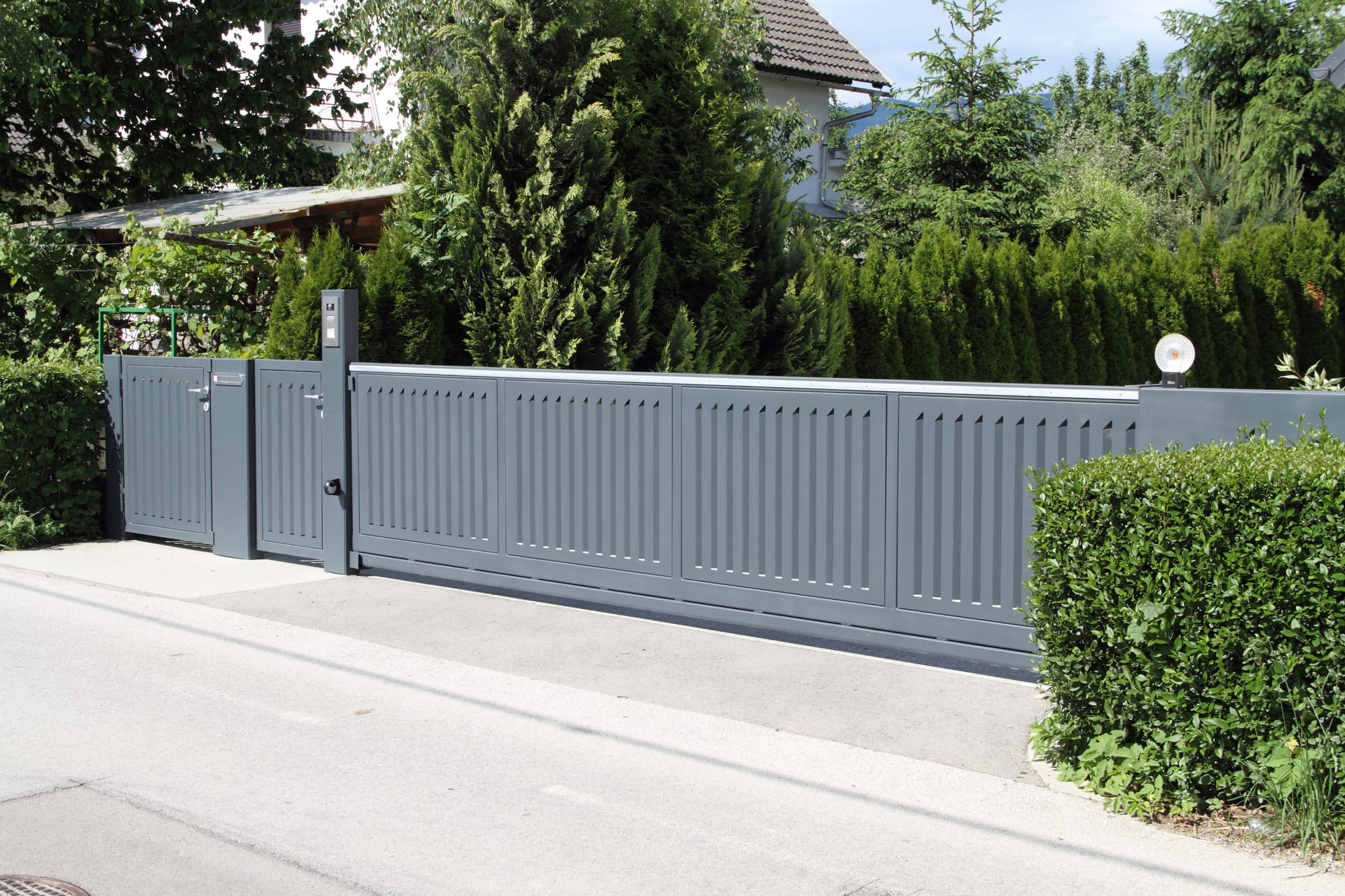 Sliding Rail Gate