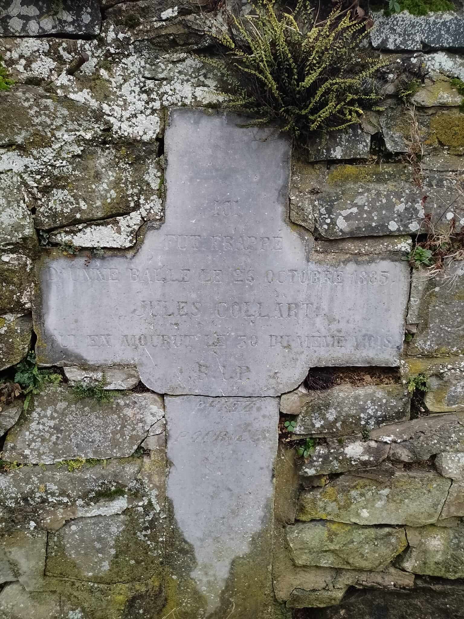 📍 La mystérieuse croix emmurée de Our