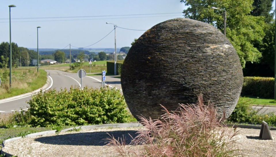 La boule du rond-point du Poteau de Vivy (Carlsbourg – Paliseul)