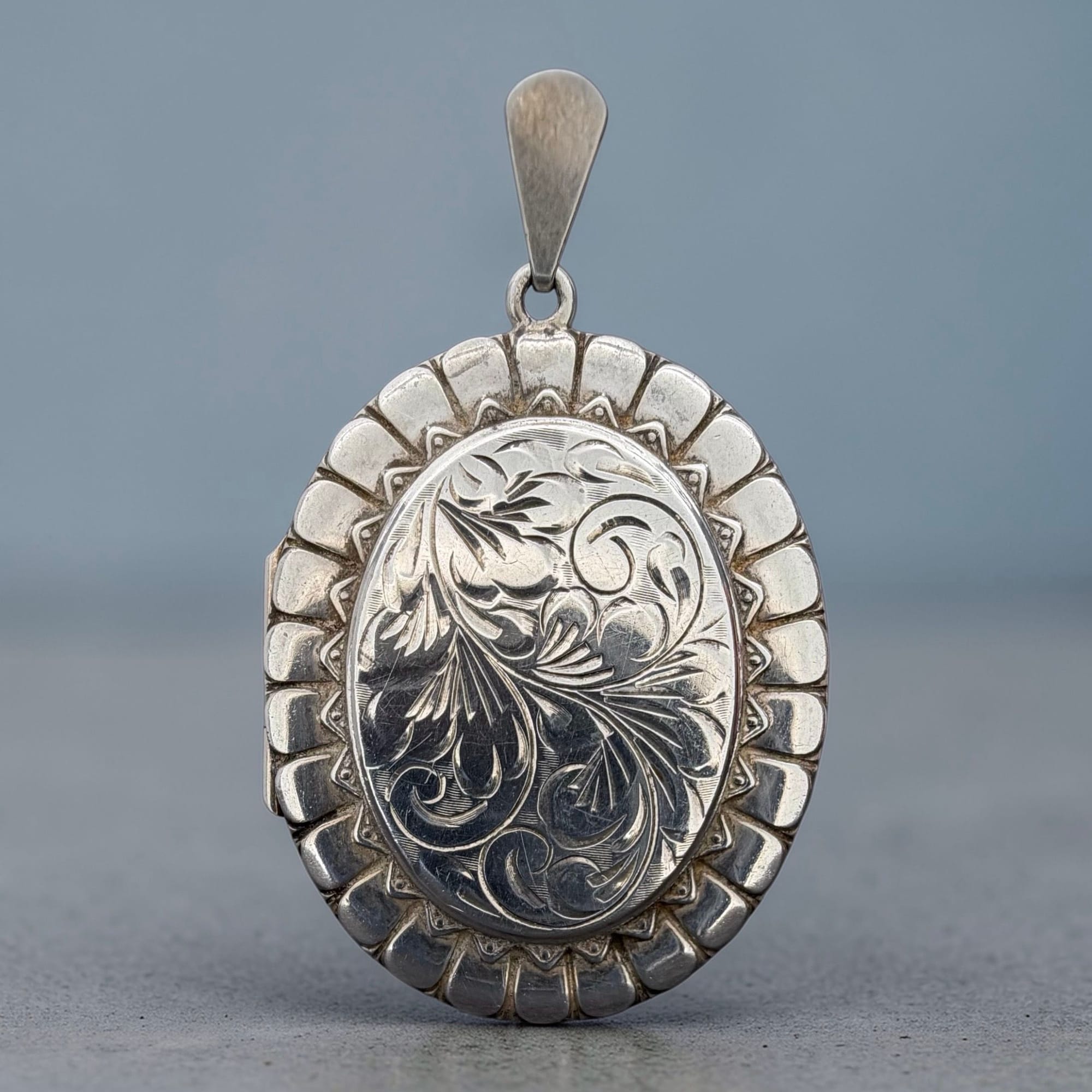 Vintage 1978 Oval Silver Locket
