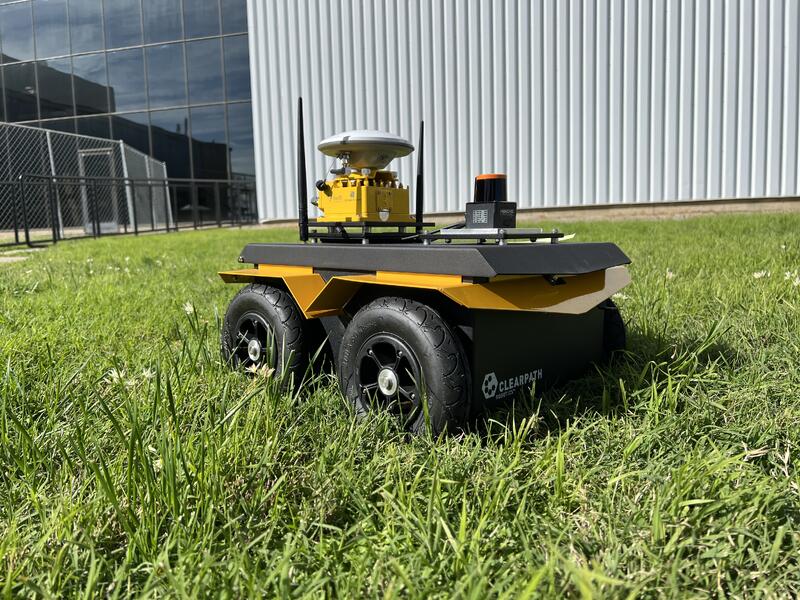 Multi-modal Odometry System with Kinematic Constraints that Enhances Motion Estimation for Mobile Robots