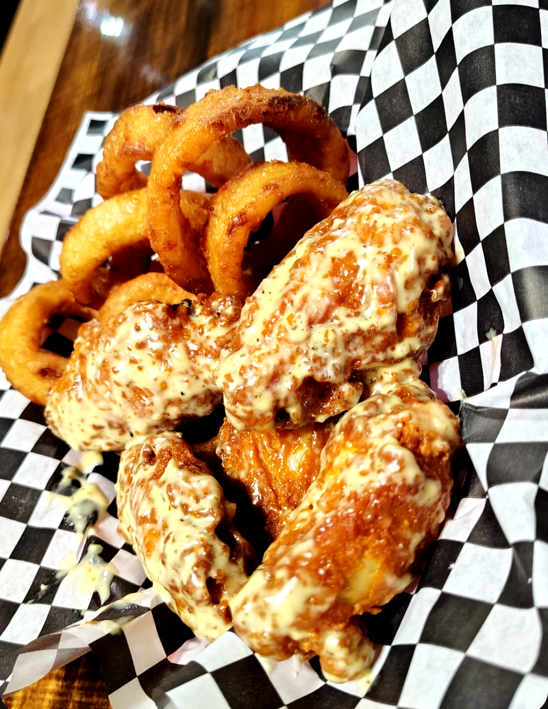 4PC CHICKEN WINGS W/FRIES