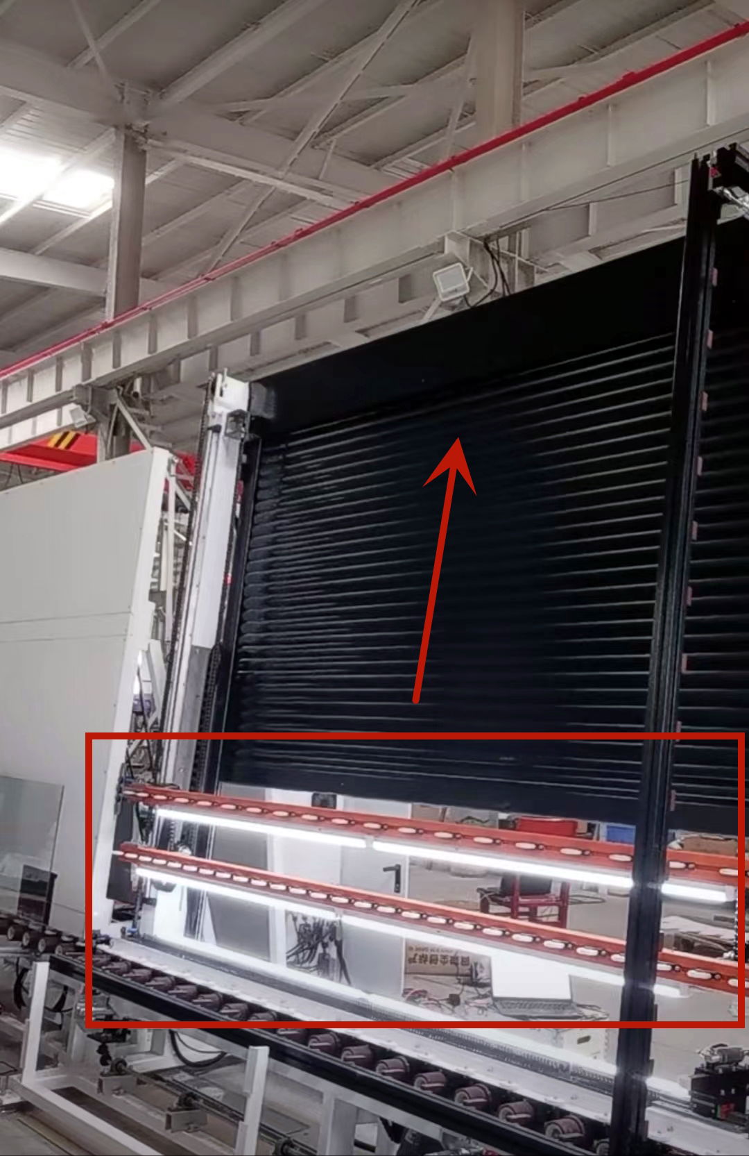 Figure 3 Adopts a movable roller shutter on the aluminum spacer frame installation section 1