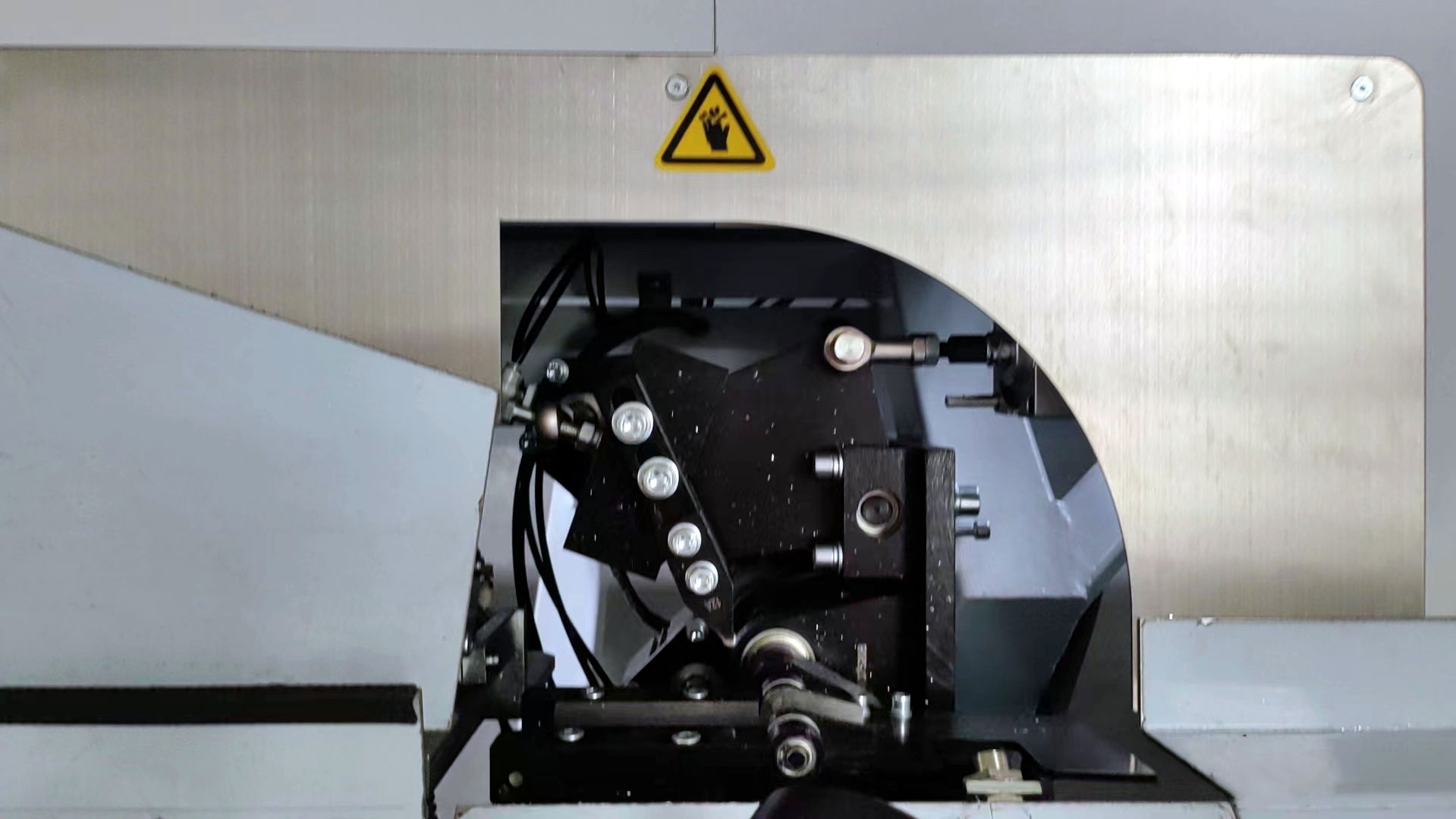 Figure 2 The bending structure of insulating glass aluminum spacer bending machine 2