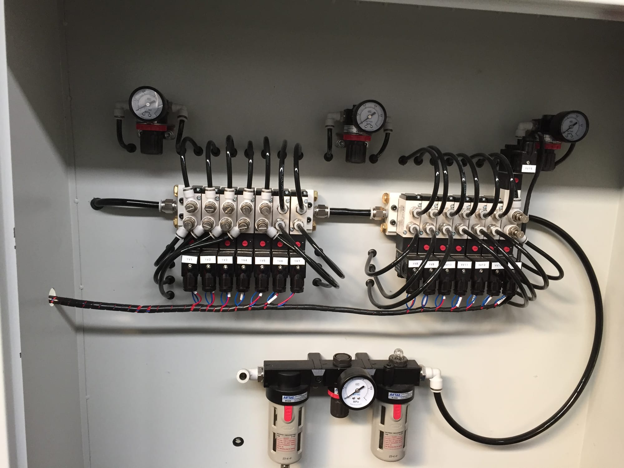 Figure 4 The pneumatic componment of insulating glass aluminum spacer bending machine