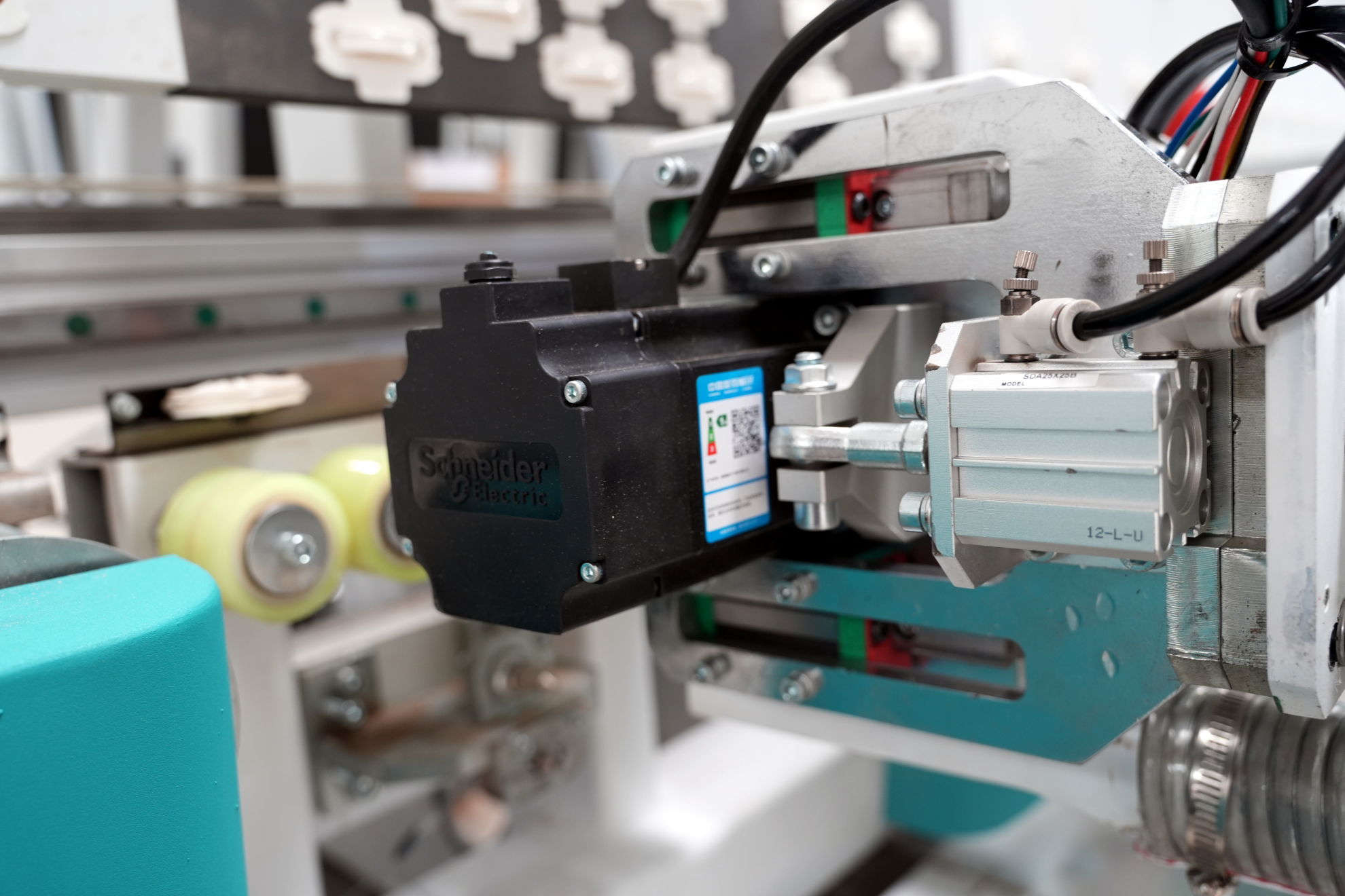 Figure 3 The Schneider Servo Motor Drive + Hiwin Slider + Cylinder Transmission Module Structure