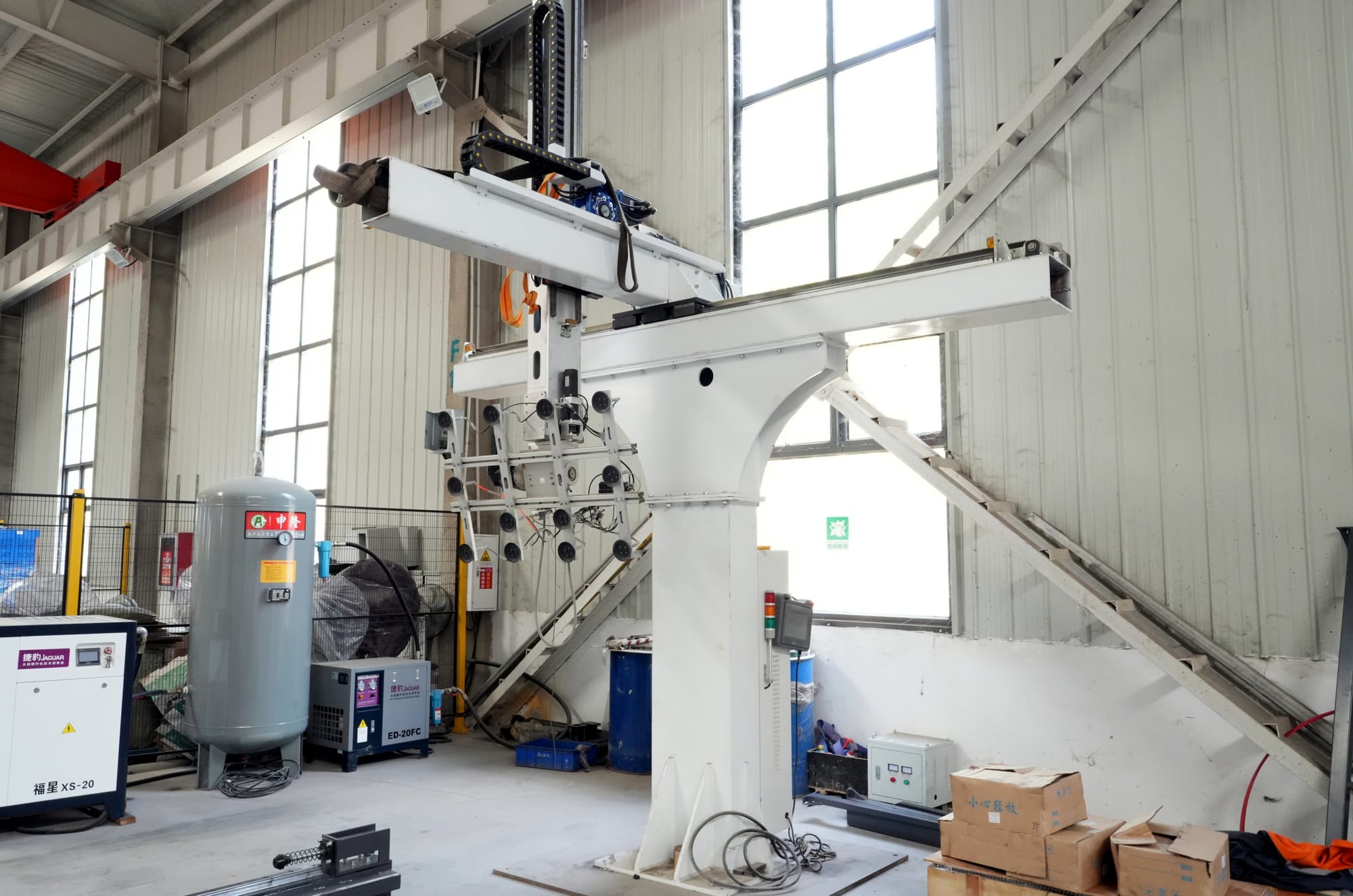 Figure 1 LIJIANG Glass Loading Five-axis Transverse Manipulator Lifter