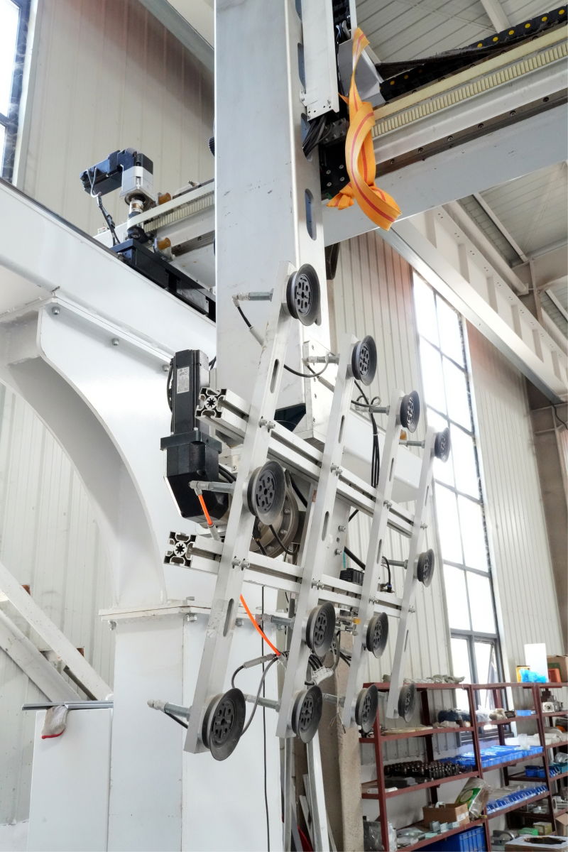 Figure 4 The LIJIANG Glass Loading Five-axis Transverse Manipulator Lifter