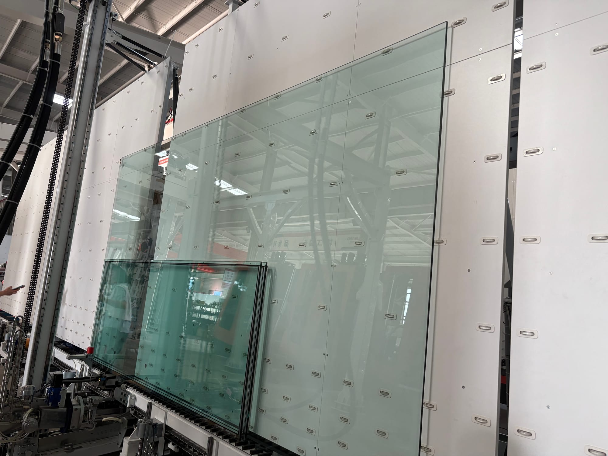 Research on the development of thin insulating glass