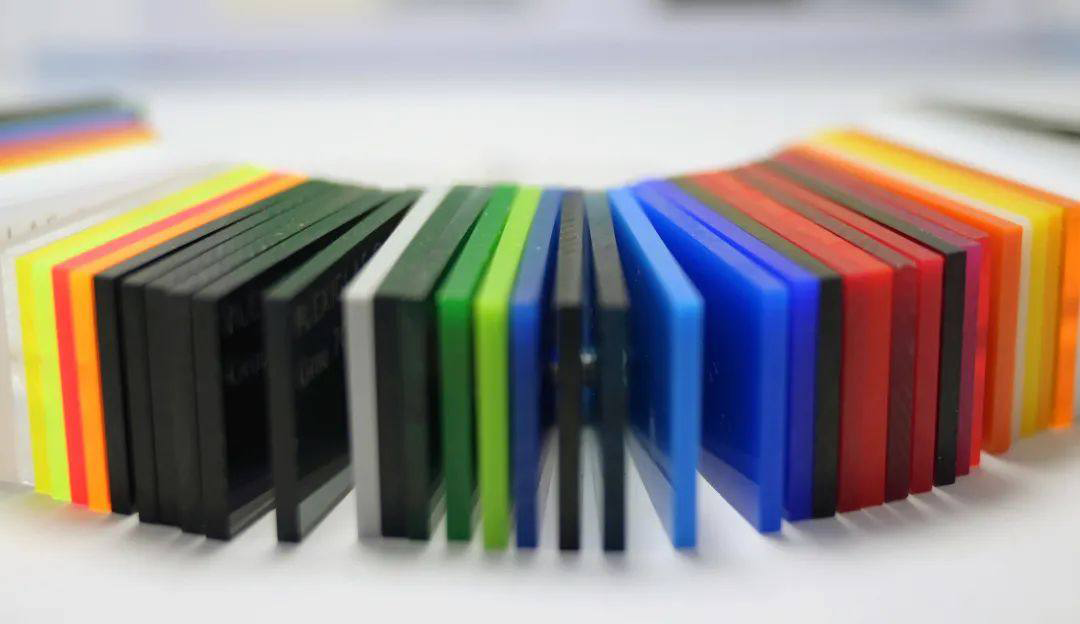 Le plastique peut exister dans la nature pendant 1 000 ans, tandis que le verre peut survivre bien plus longtemps que le plastique. Pourquoi ?