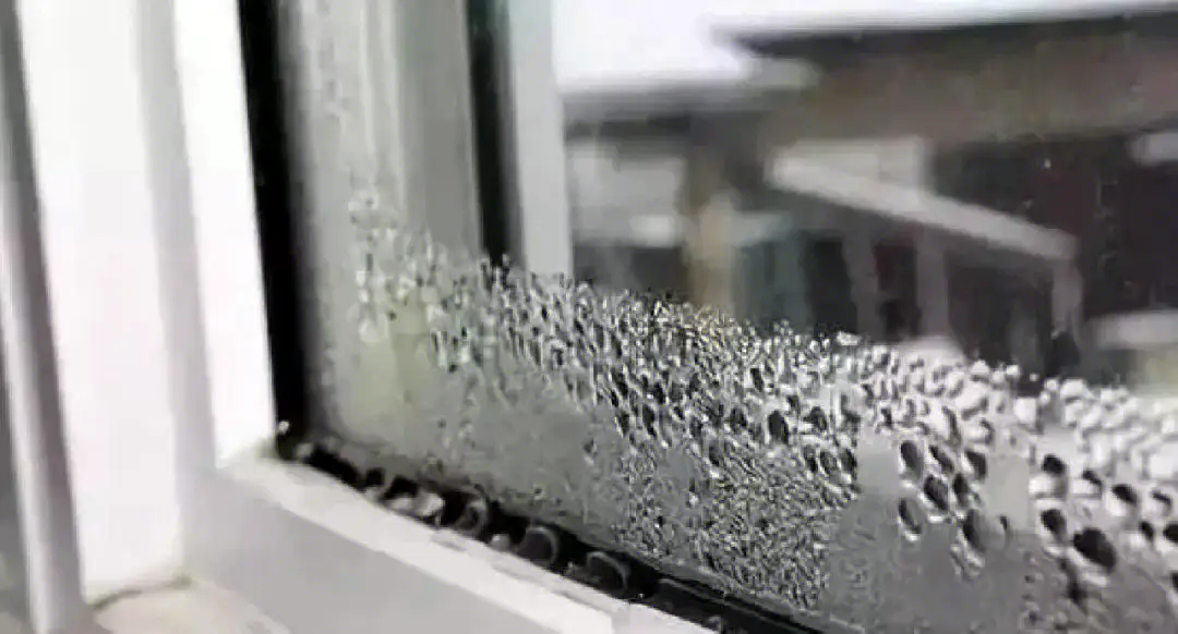 Figure 1 The dew point, condensation, and water accumulation caused by seal failure of insulating glass