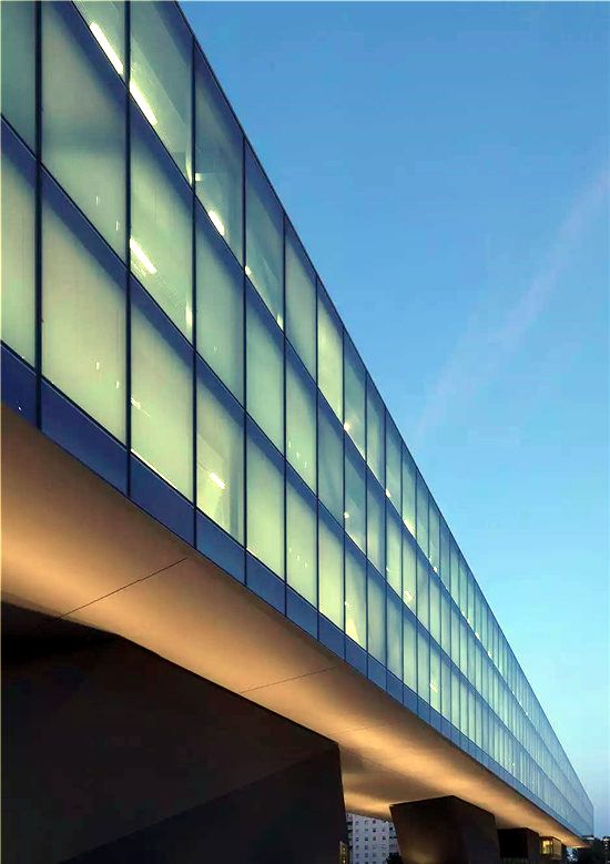 Figure 5 The sunshade curtains in the glass of Parallelo office 2