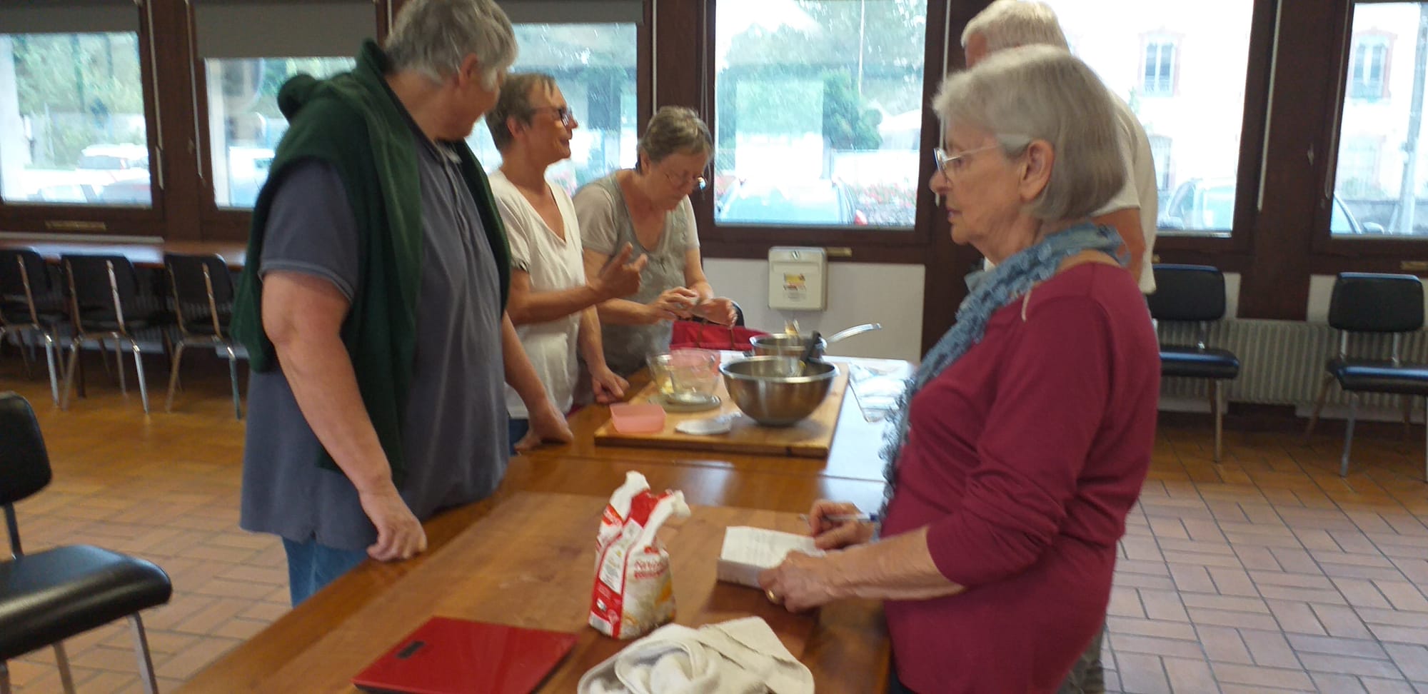 Le 8-mars 2024 nous étions nombreux pour réaliser et déguster la génoise et les biscuits. MIAM