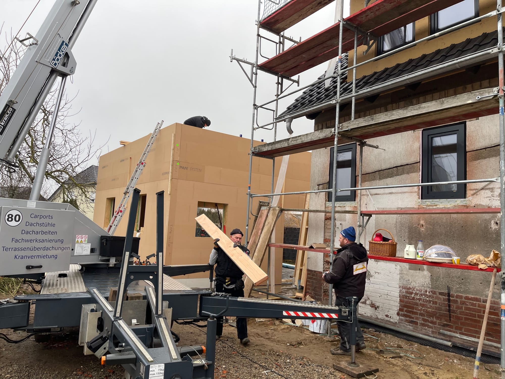 Wohnhaussanierung in Biederitz, Montage Holzrahmen - Anbau im Januar 2025