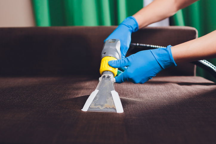 Comment enlever les taches sur les canapés et fauteuils : bonnes pratiques