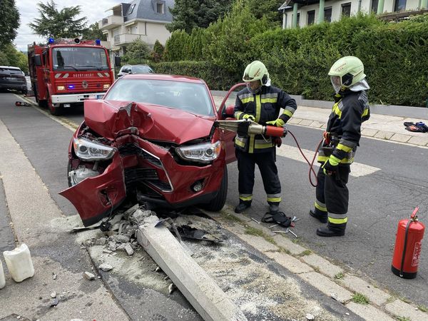 Betonoszlopnak ütközött egy autó