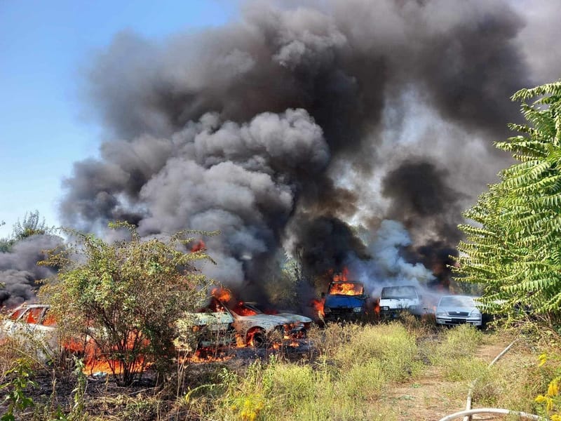 Autók égtek egy telepen