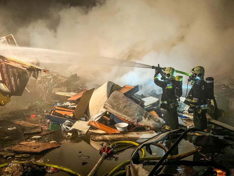 Felhalmozott hulladék égett a Róbert Károly körúti felüljáró mellett