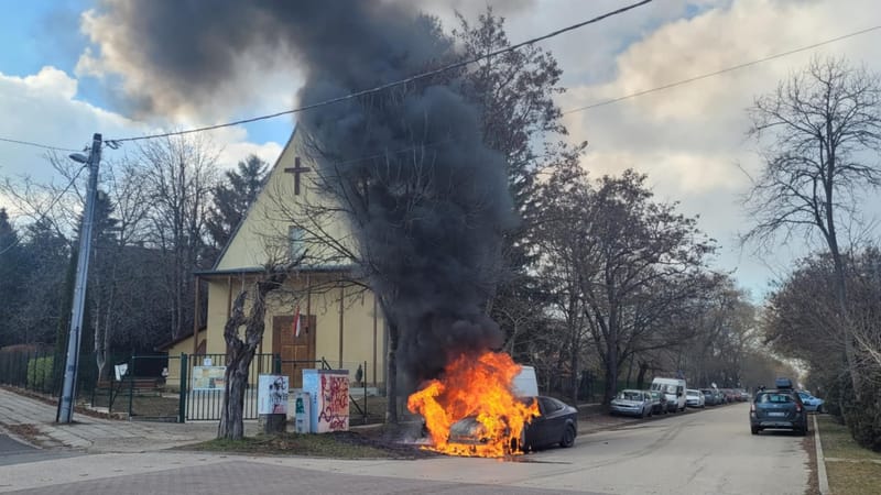 Kigyulladt egy autó Pesthidegkúton
