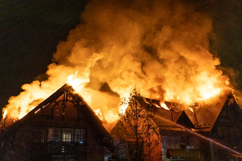 Ikerház tetőszerkezete és a felső szintje égett