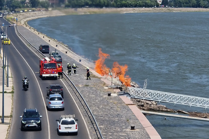 Uszadékfa égett a Margit hídnál