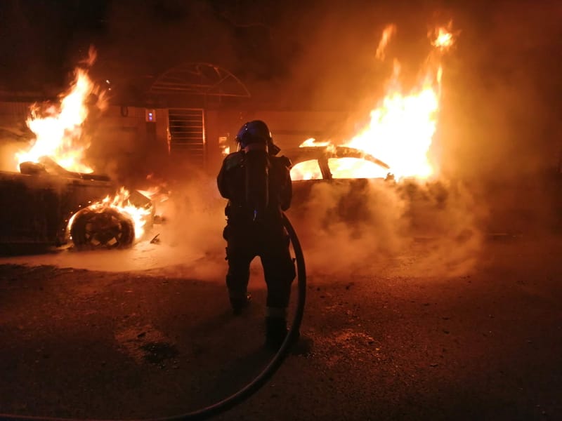 Kettő autó égett a Lóczy Lajos utcában éjszaka