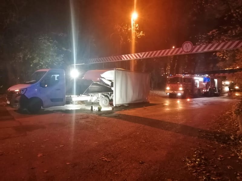 A magasságkorlátozóba akadt a felépímény