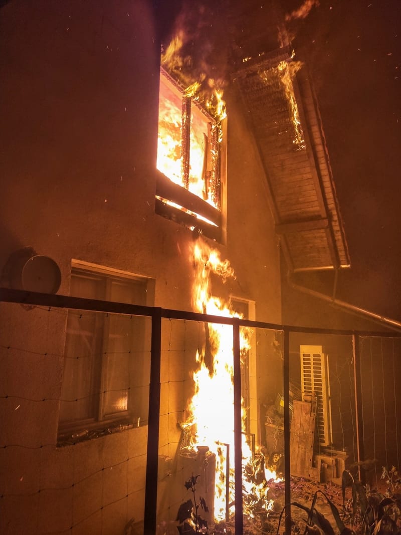 Villámcsapástól gyulladtak ki a házak