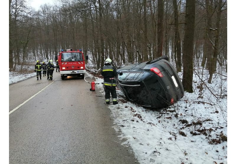 Kisodródott, és oldalára borult az autó