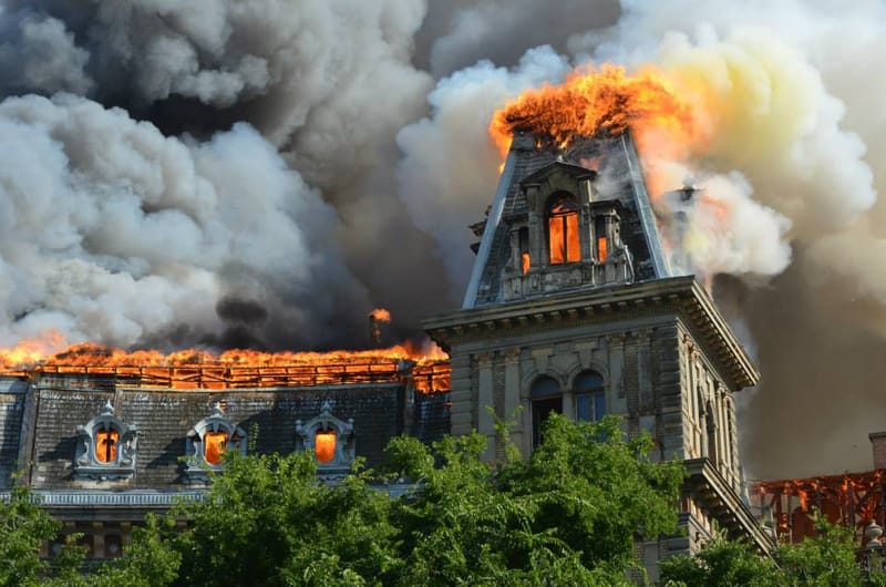 Tűz pusztított a palotaépület tetőszerkezetén