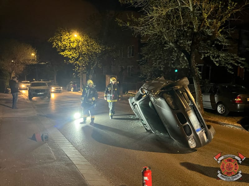 Oldalára borult egy autó a Bimbó úton