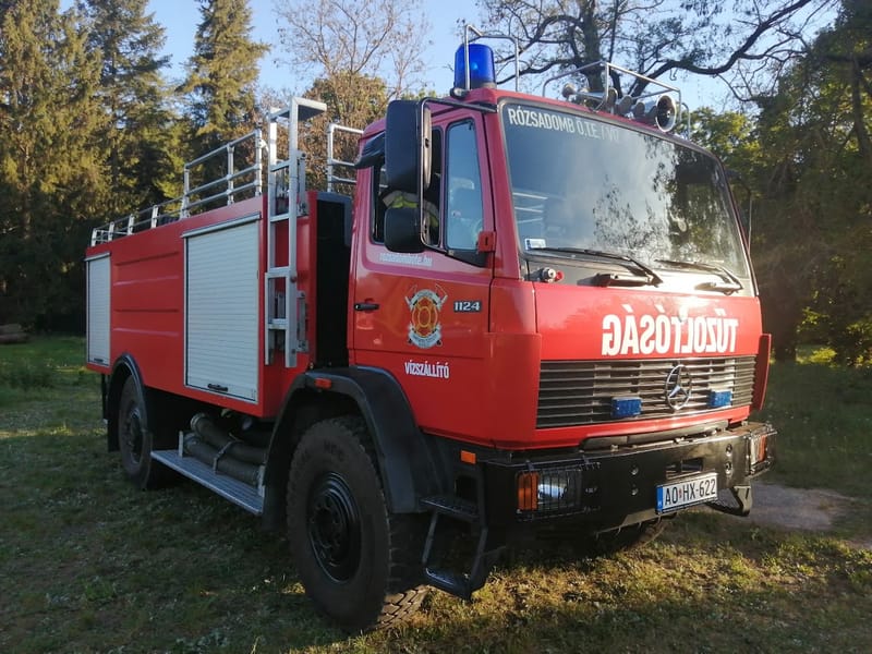 Mercedes-Benz 1224 vízszállító gépjármű