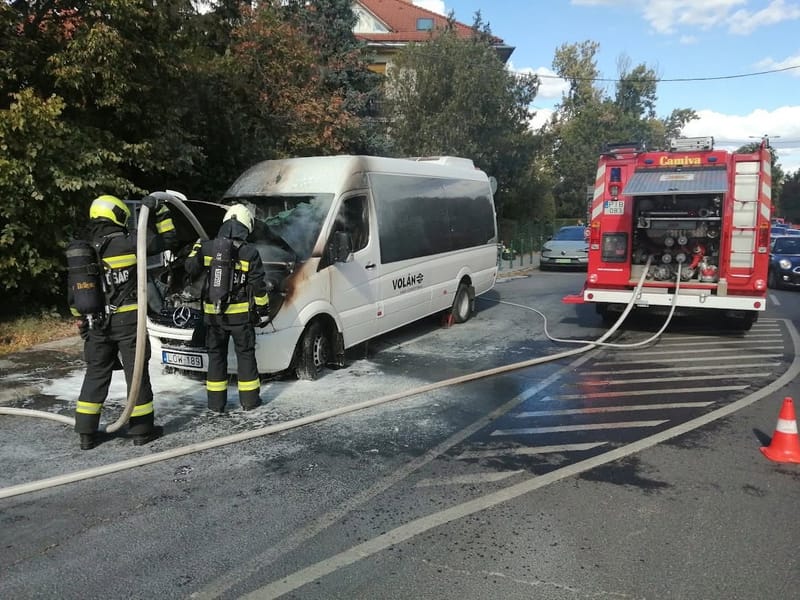 Kigyulladt egy kisbusz a Rózsakert Bevásárlóközpont előtt