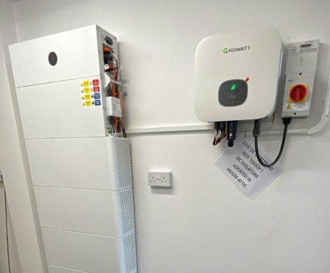 Solar Partner installed a Growatt MIN 6kW Hybrid Inverter with 6× Growatt APX HV 5.0P-B1 batteries with a usable capacity of 27 kWh