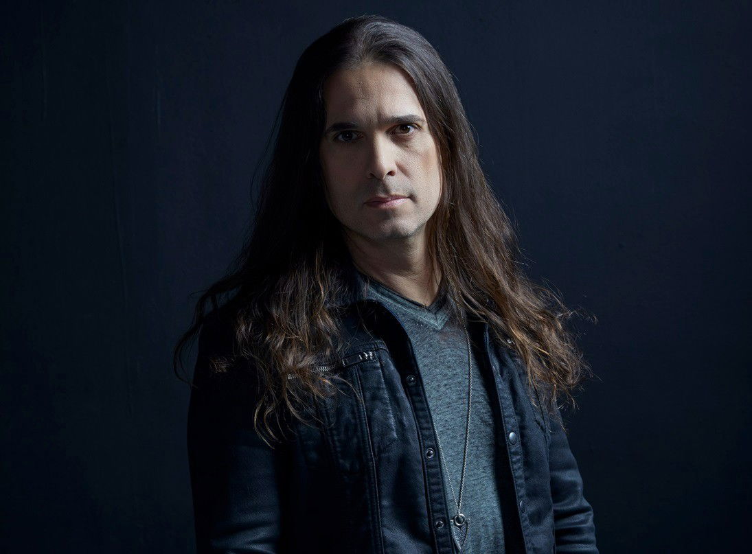 Kiko Loureiro segue turnê pelo Brasil com apresentações memoráveis.