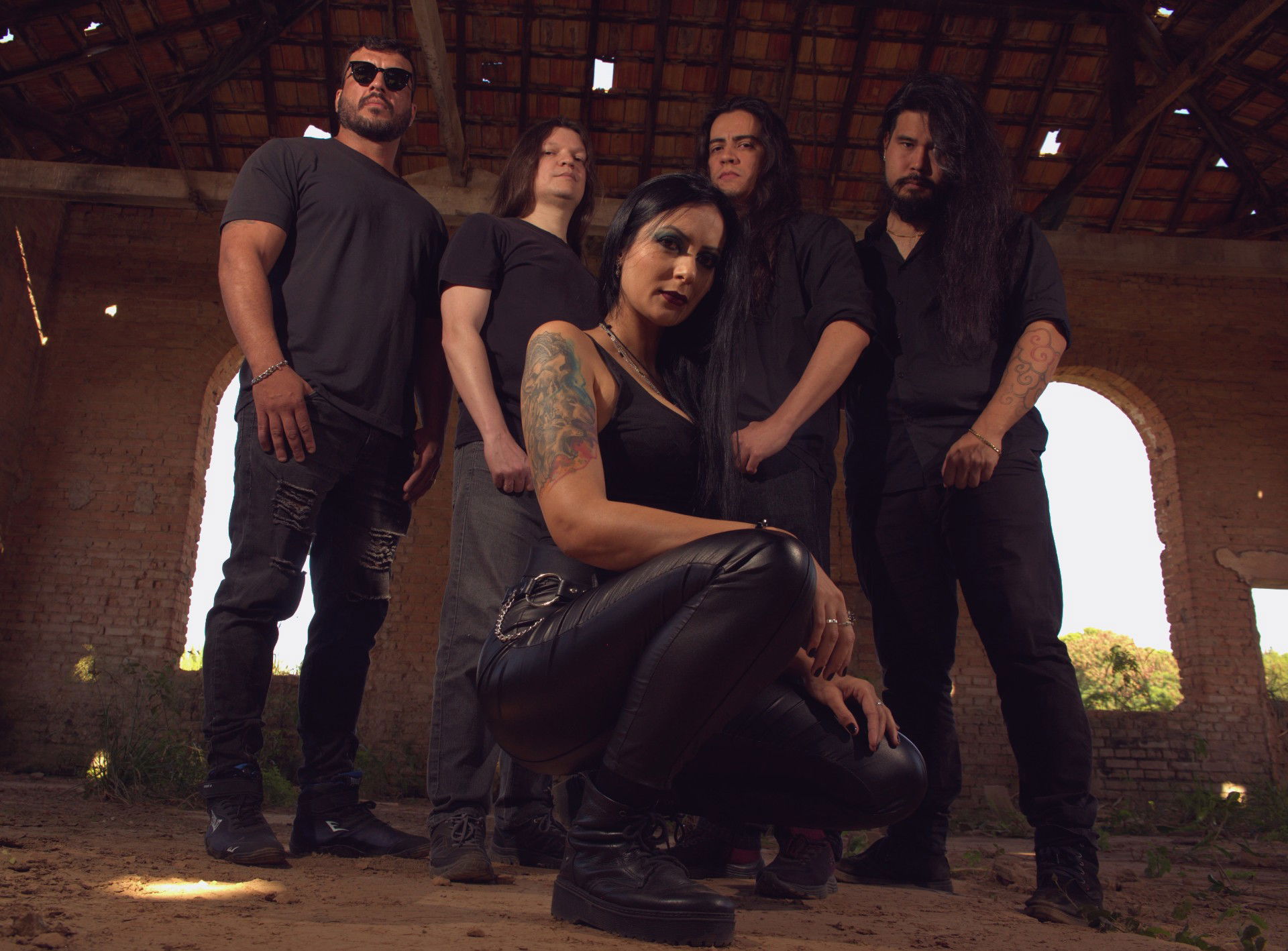 INSIDE SHADOWS: BANDA LANÇA SEU NOVO SINGLE "TORN APART"