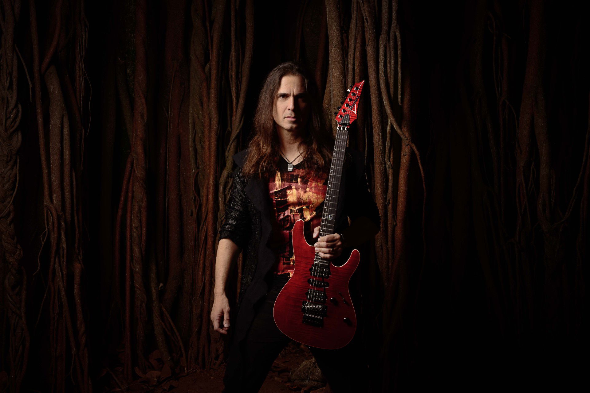 Kiko Loureiro anuncia turnê no Brasil em 2025 com participação de Marty Friedman