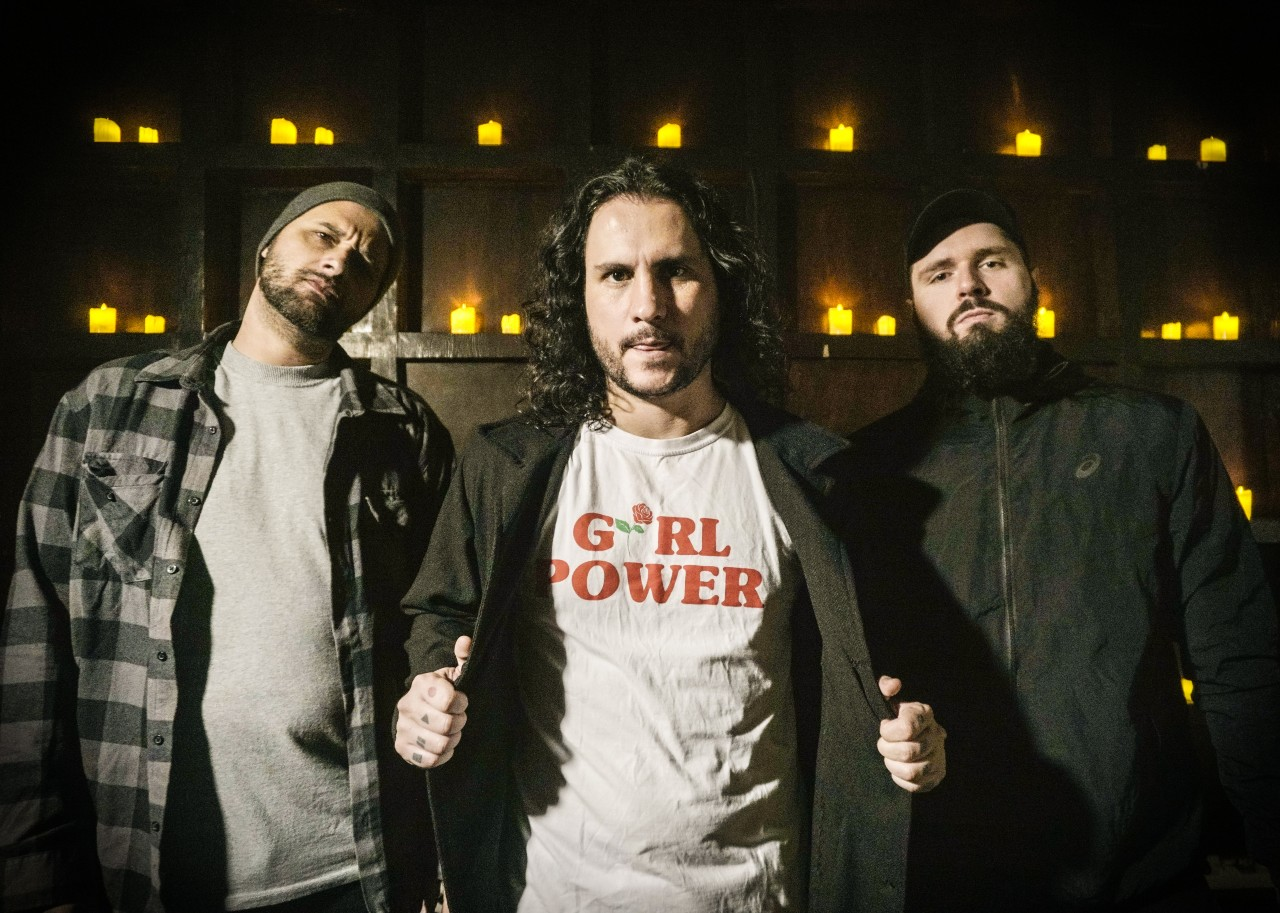“Shots, Roses and Fire” novo single da Mad Sneak entrega peso e guitarras afiadas