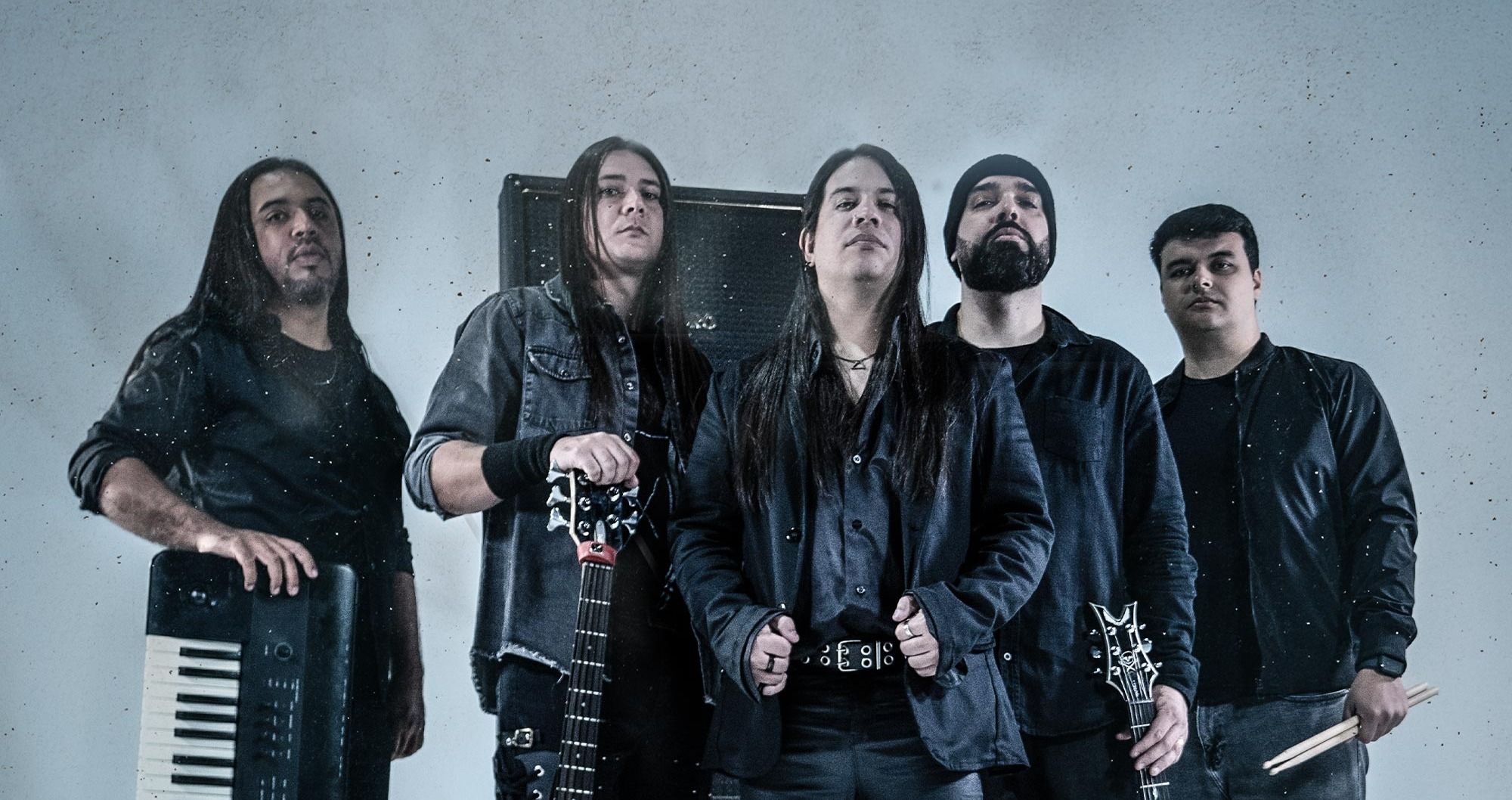 BANDA HERE I AM LANÇA VIDEOCLIPES DOS SINGLES “HEAR ME” E “GONE TOO SOON” ANTES DE ESTREIA COM O PRIMEIRO ÁLBUM “SYNERGY”