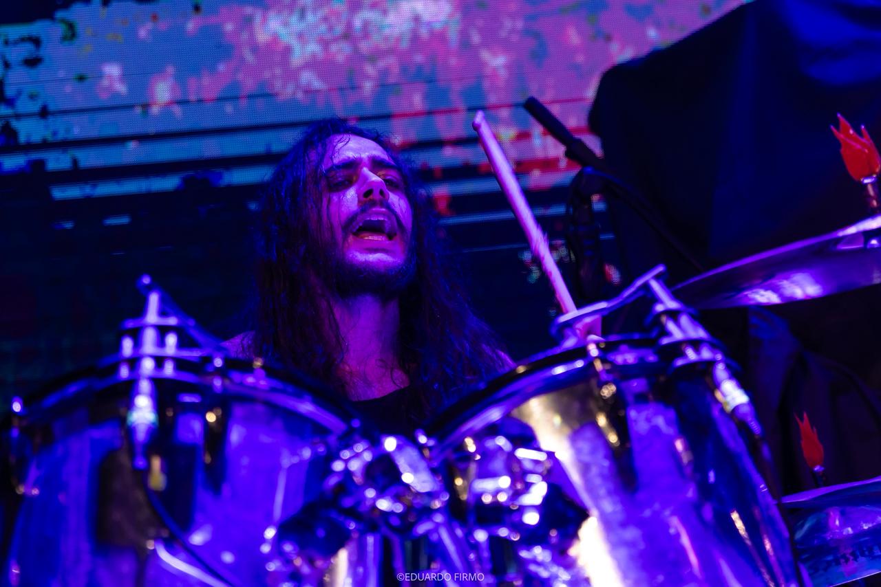 MAESTRICK ANUNCIA SAÍDA TEMPORÁRIA DO BATERISTA HEITOR MATOS E CONFIRMA CHRIS OLIVEIRA COMO SUBSTITUTO