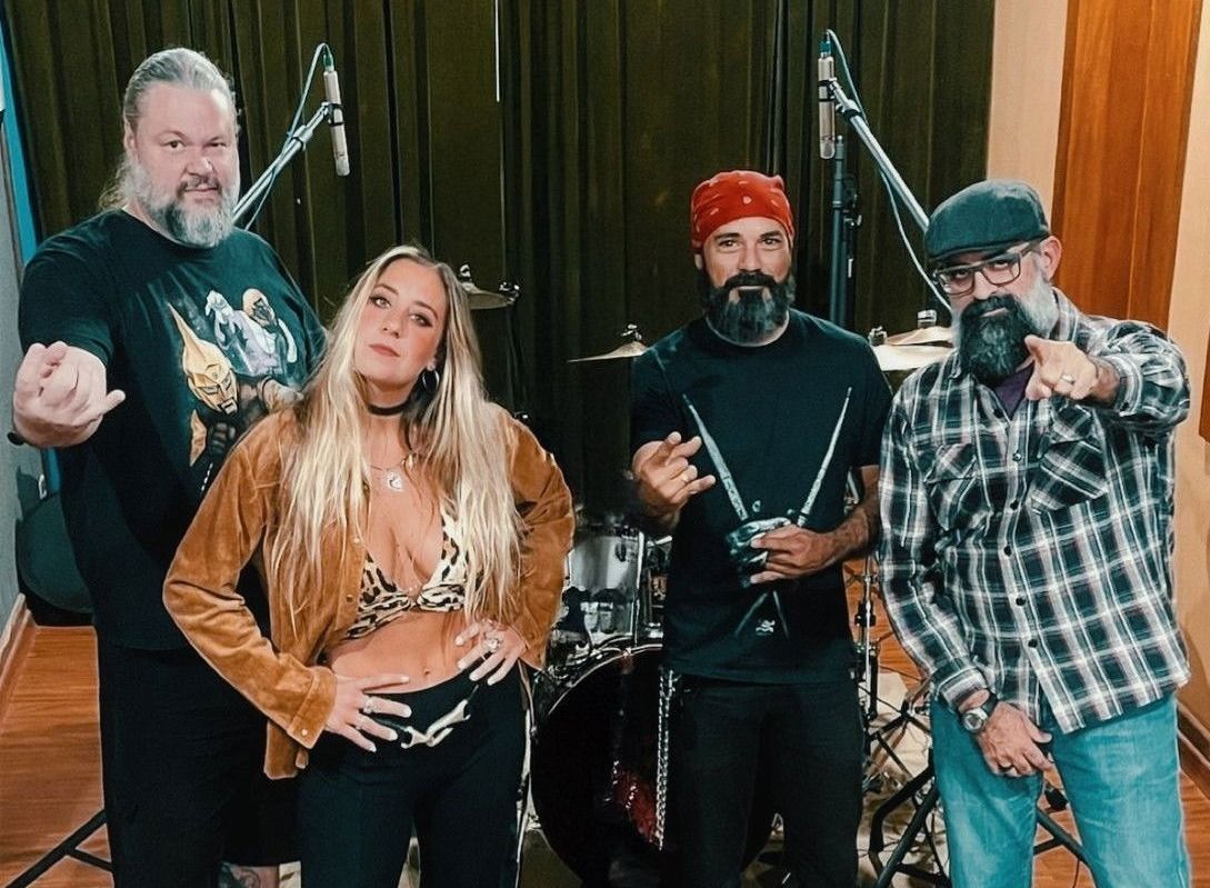 PLASTIC POCKET LANÇA VIDEOCLIPE EXPLOSIVO DE “SAY GOODBYE”