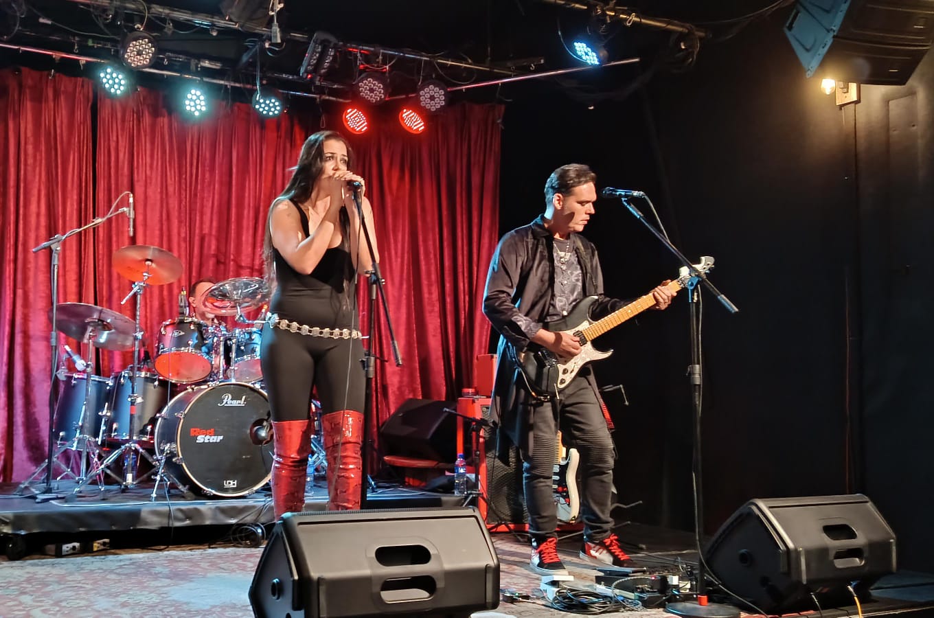 EUDOXIA ESTREIA NOVA FASE COM SHOW INTENSO E CASA CHEIA EM SÃO PAULO