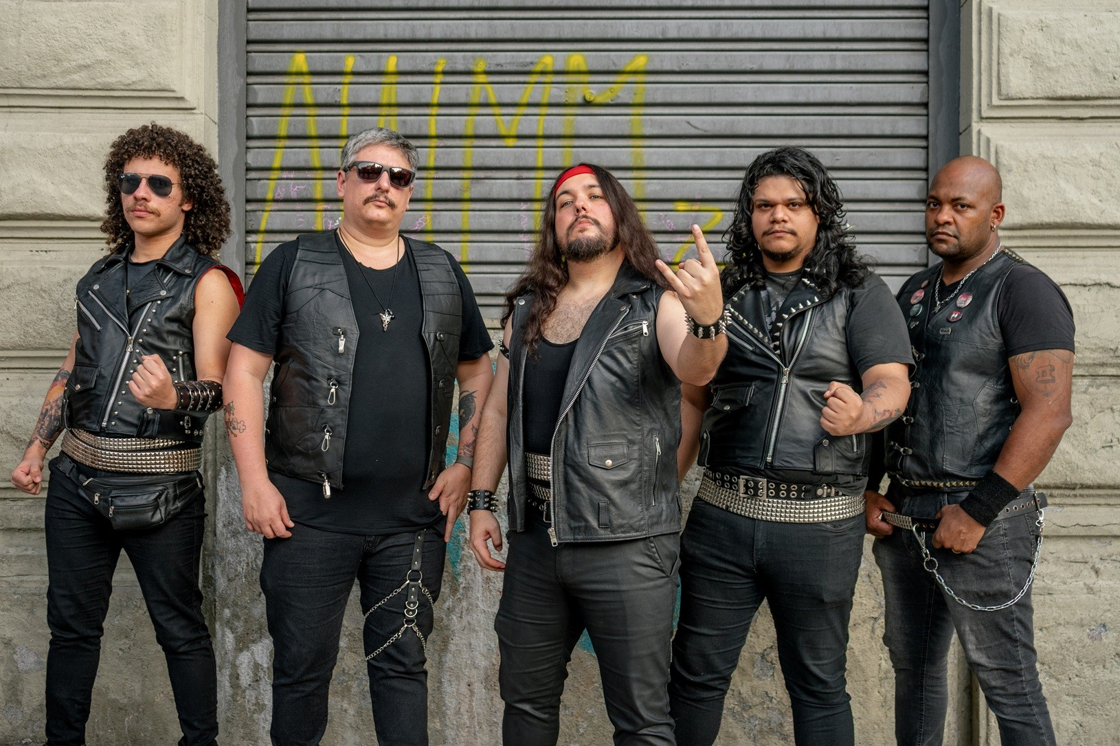 ARMADILHA HOMENAGEIA LENDAS DO HEAVY METAL BRASILEIRO NO CLIPE DE "VELHOS E ETERNOS"