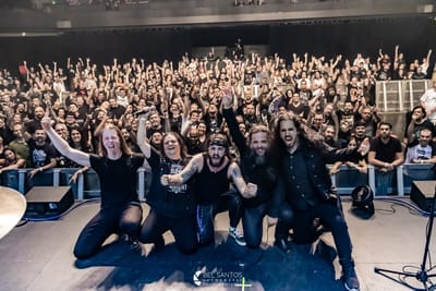 Marenna inicia sua primeira turnê pela Europa com show em Paris